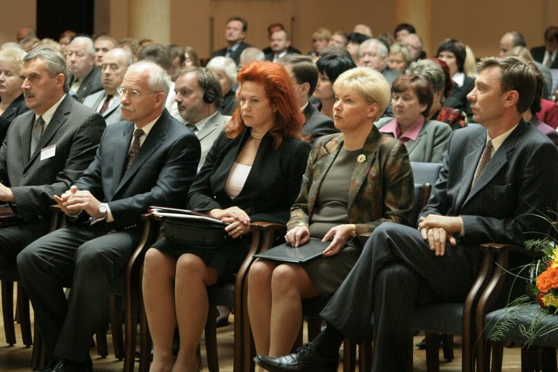 Augstākās tiesas 15 gadu jubilejai veltīta starptautiska zinātniskā konference. No kreisās: Andris Guļāns, LR Augstākās tiesas priekšsēdētājs; 
Ivars Lācis, LU rektors; 
Solvita Āboltiņa, LR tieslietu ministre; 
Ingrīda Ūdre, LR Saeimas priekšsēdētāja; 
Andrejs Panteļējevs, LR Saeimas priekšsēdētājas politiskais padomnieks nacionālās drošības jautājumos.