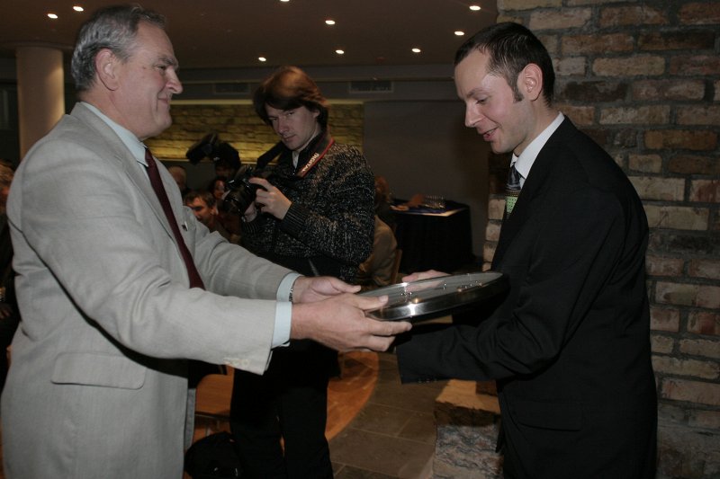 LU Linux Centra atklāšana. No kreisās: LU FMF Datorikas nodaļas vadītājs prof. Jānis Bičevskis dāvina pulksteni centra vadītājam Leo Trukšānam.