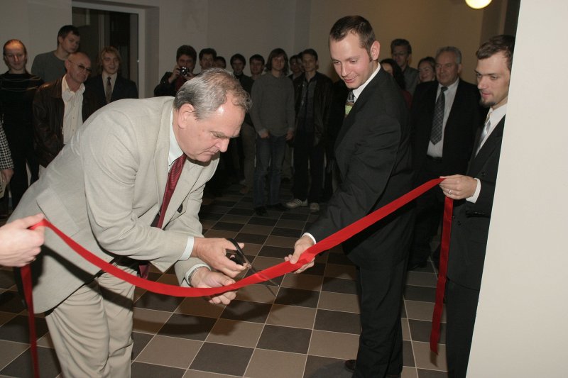 LU Linux Centra atklāšana. Pārgriežot lentīti, centru svinīgi atklāj Jānis Bičevskis. 
No kreisās: Jānis Bičevskis, LU FMF Datorikas nodaļas vadītājs, profesors; Leo Trukšāns, centra vadītājs.