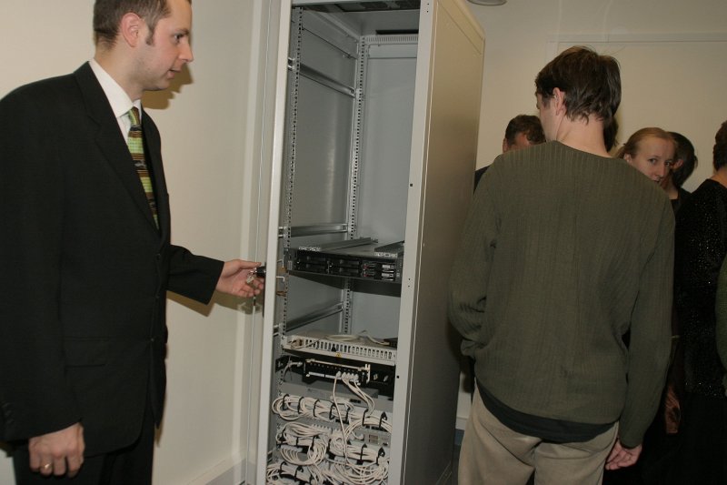 LU Linux Centra atklāšana. No kreisās: centra vadītājs Leo Trukšāns pie serveru skapja.