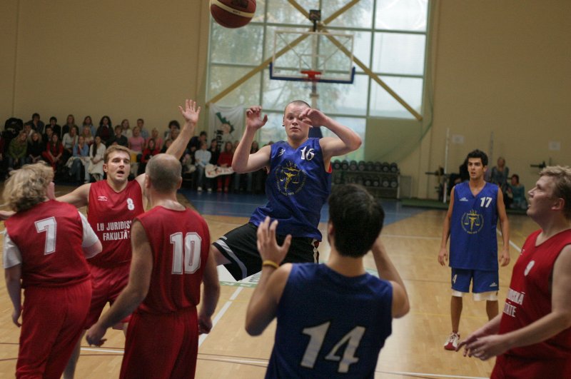 Basketbola spēle starp LU Juridiskās fakultātes mācībspēkiem un 1. kursa studentiem (sporta kompleksā 'Ķeizarmežs'). null