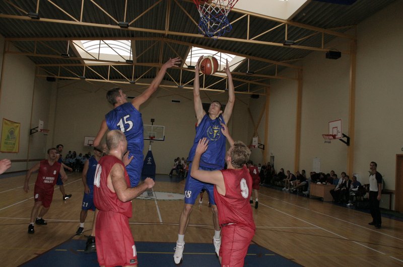 Basketbola spēle starp LU Juridiskās fakultātes mācībspēkiem un 1. kursa studentiem (sporta kompleksā 'Ķeizarmežs'). null