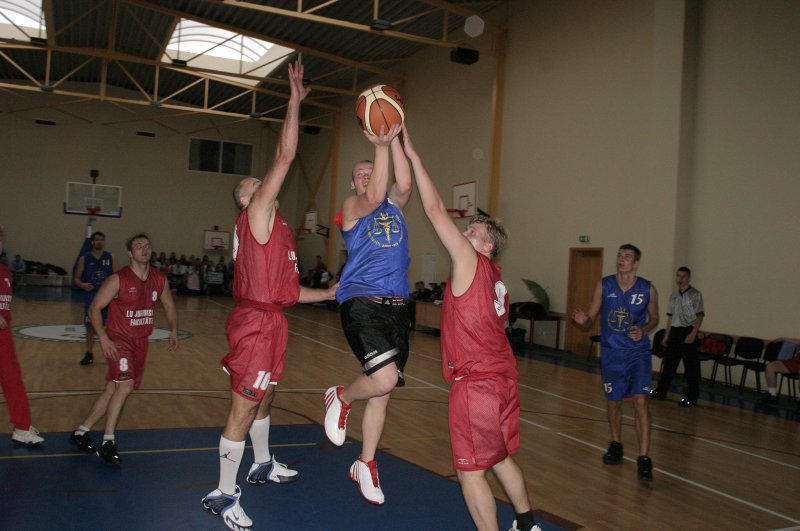 Basketbola spēle starp LU Juridiskās fakultātes mācībspēkiem un 1. kursa studentiem (sporta kompleksā 'Ķeizarmežs'). null