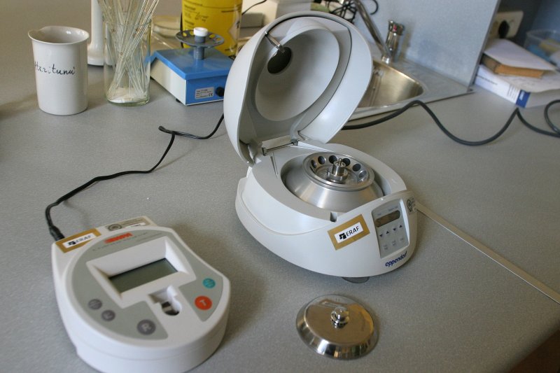 LU Bioloģijas fakultātes laboratorija. No kreisās: fotoelektrokolorimetrs un centrifūga.
