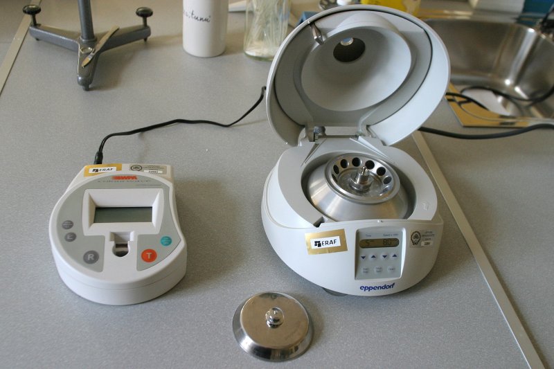 LU Bioloģijas fakultātes laboratorija. No kreisās: fotoelektrokolorimetrs un centrifūga.