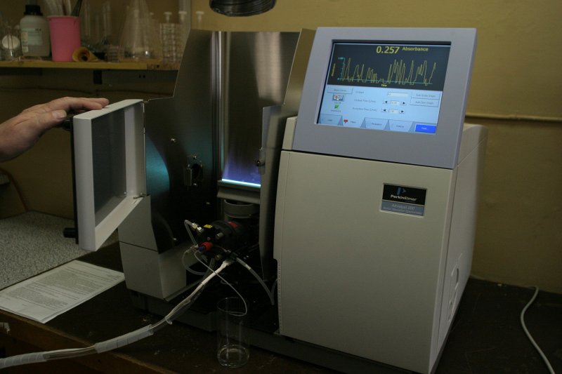 LU Ķīmijas fakultātes laboratorija. Atomabsorbcijas spektrometrs.