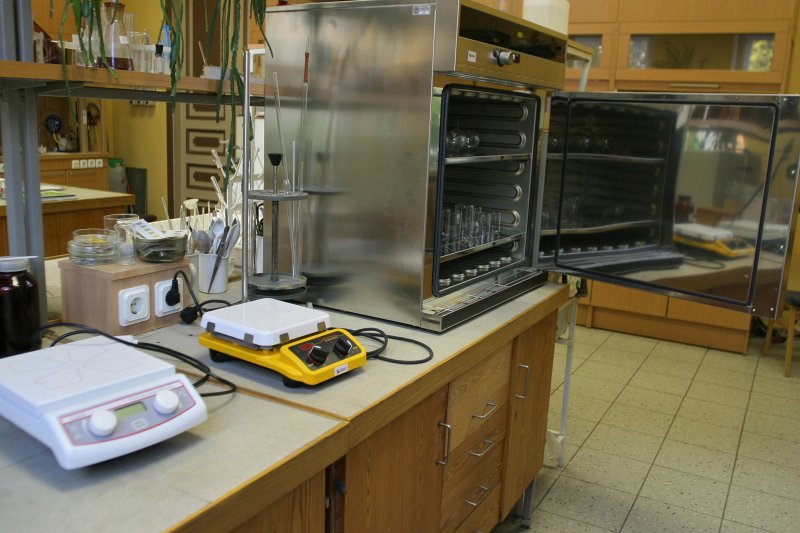 LU Ķīmijas fakultātes laboratorija. Plītiņas ar magnētisko maisītāju un termostats.