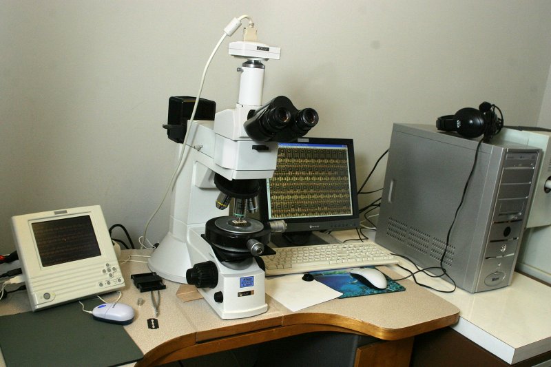 LU Cietvielu fizikas institūta laboratorija. Optiskais mikroskops ar digitālo kameru 'Nicon Eclipse L150'.