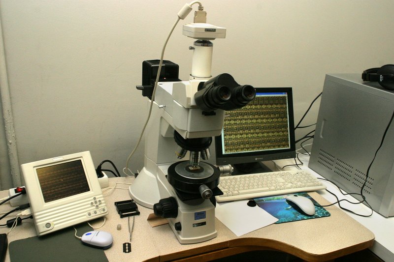 LU Cietvielu fizikas institūta laboratorija. Optiskais mikroskops ar digitālo kameru 'Nicon Eclipse L150'.