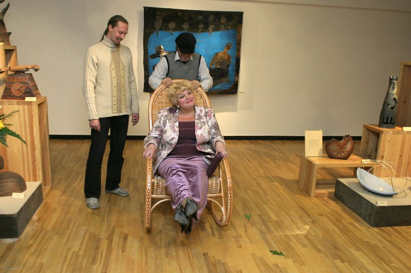 LU Tautas lietišķās mākslas studijas 'Vāpe' 30 gadu jubilejas izstāde 'Uguns' (Eduarda Smiļģa Teātra muzejā). null