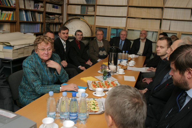 Latvijas Universitātē viesojas Igaunijas parlamenta (Riigikogu) delegācija. No kreisās: Ene Ergma, Igaunijas parlamenta priekšsēdētāja diskutē ar LU Astronomijas institūta pārstāvjiem.