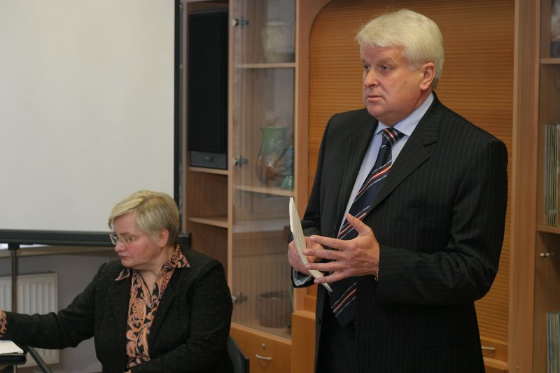 Filoloģijas fakultātes Letonikas auditorijā viesojas Krievijas Federācijas vēstnieks Latvijā Viktors Kaļužnijs, lai runātu par starptautiskās 
sadarbības iespējām humanitārajā jomā. null