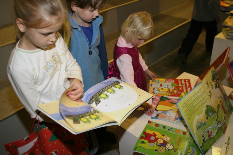 LU PPF darbinieku un studentu bērnu zīmējumu un bērnu grāmatu izstādes atklāšana fakultātes 'baseinā'. 