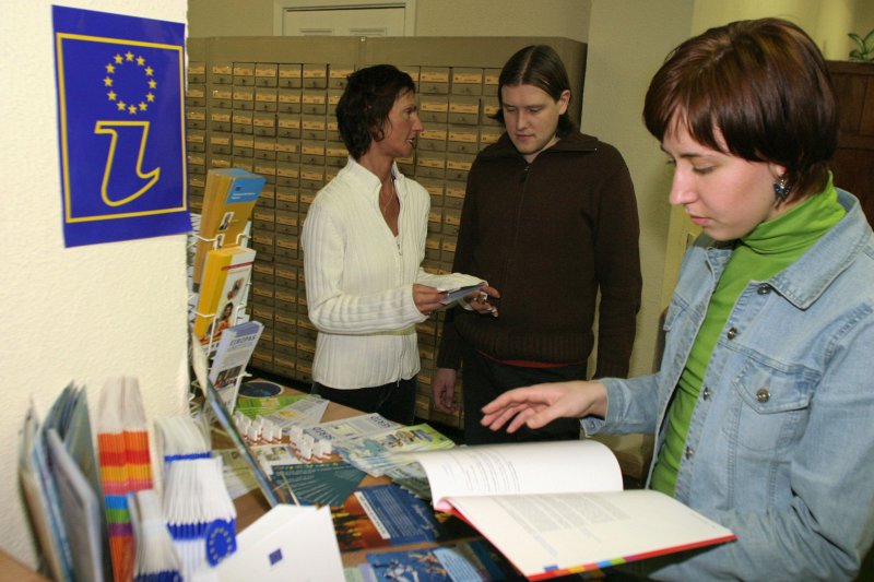 'Europe Direct' informācijas punkts e-Eiropa LU Bibliotēkā. No kreisās: informācijas punkta vadītāja Astra Līcīte un darbinieki Uģis Šķēle un Zane Rozenberga.