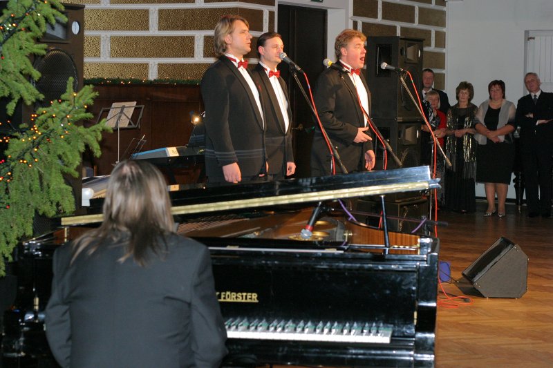 LU Ziemas balle. Trīs tenori - Nauris Puntulis, Guntars Ruņģis un Miervaldis Jenčs.