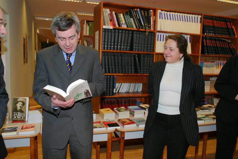 Īrijas vēstniecība dāvina LU Moderno valodu fakultātei un LU Bibliotēkai 150 grāmatas īru literatūrā. null