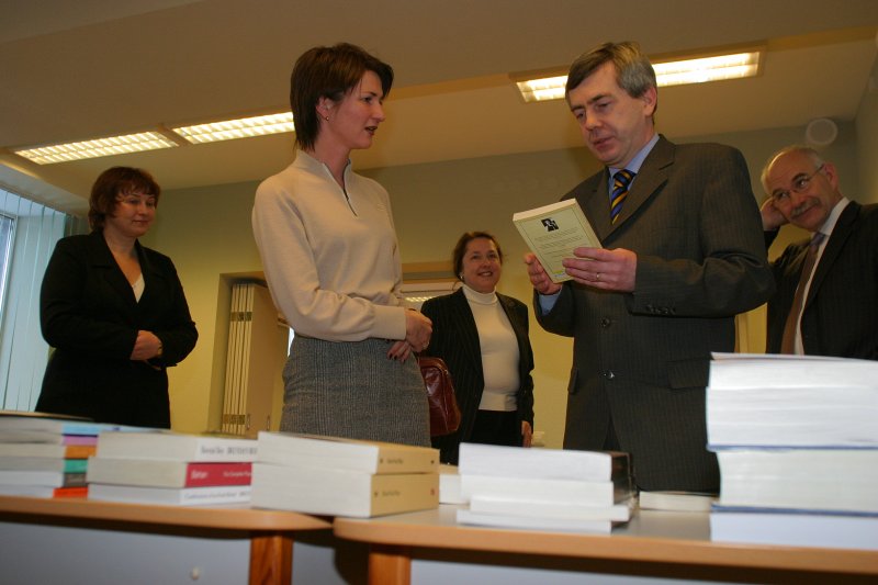 Īrijas vēstniecība dāvina LU Moderno valodu fakultātei un LU Bibliotēkai 150 grāmatas īru literatūrā. null