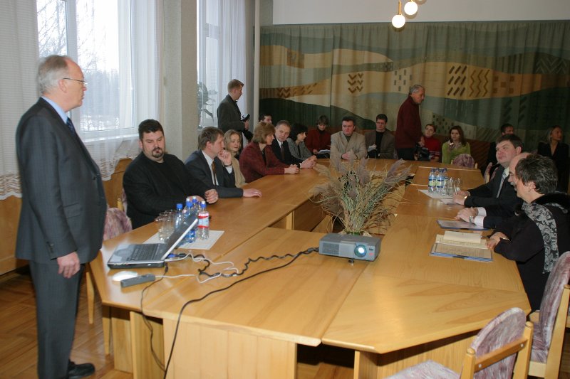 LR Ministru prezidents Aigars Kalvītis viesojas LU Biomedicīnas pētījumu un studiju centrā. No kreisās:
Elmārs Grēns, LU BMC zinātniskais direktors.