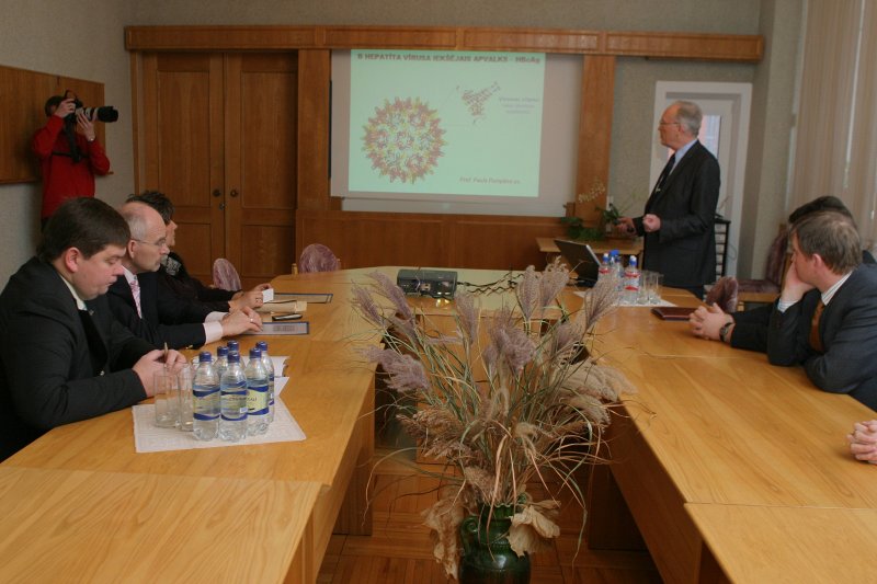 LR Ministru prezidents Aigars Kalvītis viesojas LU Biomedicīnas pētījumu un studiju centrā. 