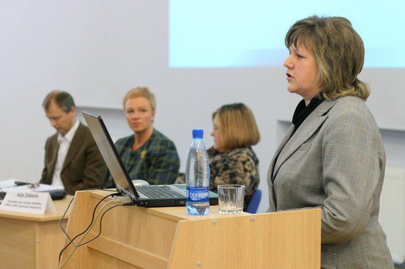 Diskusija 'Plānojot nākamo pārskatu par tautas attīstību'. No labās: Margarita Dunska,  viena no izdevuma 'Latvija. Pārskats par tautas attīstību 2004/2005' autorēm.