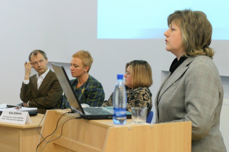 Diskusija 'Plānojot nākamo pārskatu par tautas attīstību'. No labās: Margarita Dunska, viena no izdevuma 'Latvija. Pārskats par tautas attīstību 2004/2005' autorēm; Aija Zobena, izdevuma galvenā redaktore; Inta Brikše, LU SZF dekāne, viena no izdevuma autorēm; Tālis Tisenkopfs, LU SZF profesors, izdevuma projekta direktors.
