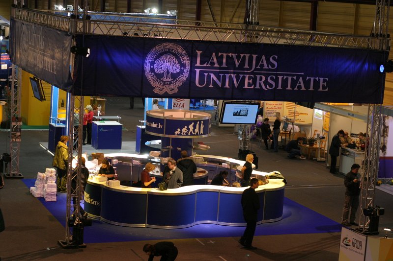 12.starptautiskā izglītības izstāde 'Skola 2006' Ķīpsalas izstāžu centrā. Latvijas Universitātes stends.