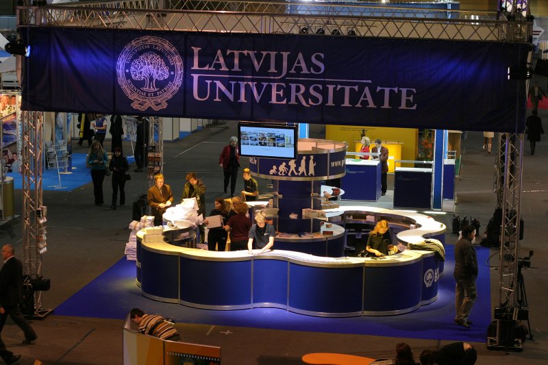 12.starptautiskā izglītības izstāde 'Skola 2006' Ķīpsalas izstāžu centrā. Latvijas Universitātes stends.