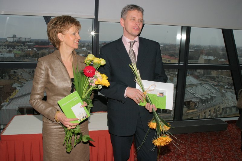 Grāmatas 'Banku sistēmas attīstība Latvijā' atkārtotā izdevuma atvēršanas svētki. No kreisās - Inese Vaidere, grāmatas autore, LU EVF profesore, Eiropas Parlamenta deputāte.