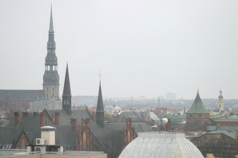 Rīgas panorāma. No kreisās - Sv. Pētera baznīcas tornis.