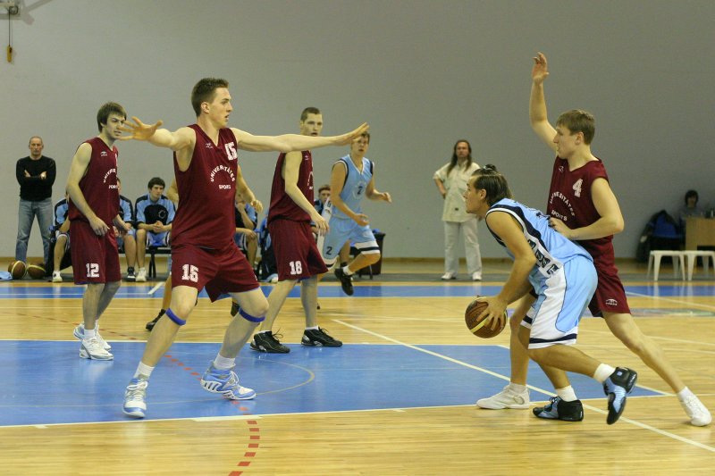 Studentu basketbola līgas finālspēle starp LU un Biznesa augstskolas Turība komandām. null