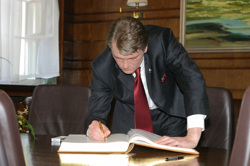 Ukrainas prezidenta Viktora Juščenko (Віктор Ющенко) vizīte Latvijas Universitātē. Ukrainas prezidents Viktors Juščenko parakstās LU viesu grāmatā.