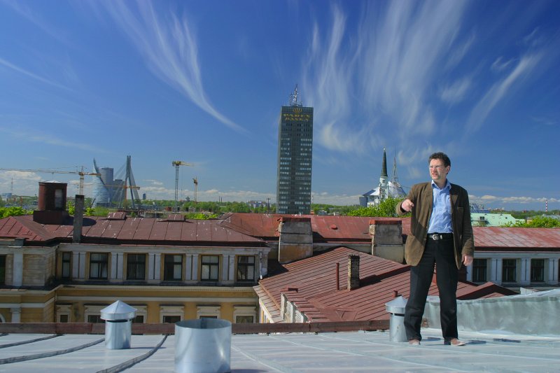 Uz LU Bioloģijas fakultātes jumta. LU BF dekāns Uldis Kondratovičs.