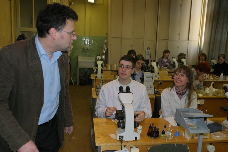 LU Bioloģijas fakultātes laboratorijā. No kreisās - LU BF dekāns Uldis Kondratovičs.