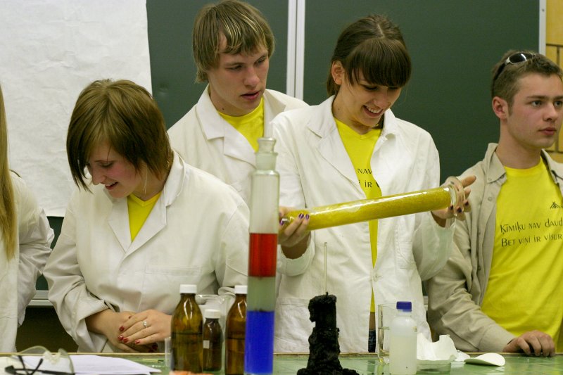 Ķīmiķu dienu '2006 eksperimenti Ķīmijas fakultātē. null
