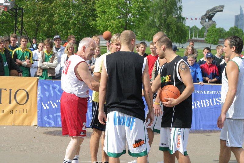 Latvijas skolu čempionāts ielu basketbolā Uzvaras parkā. 'Zavigžņu spēle'.