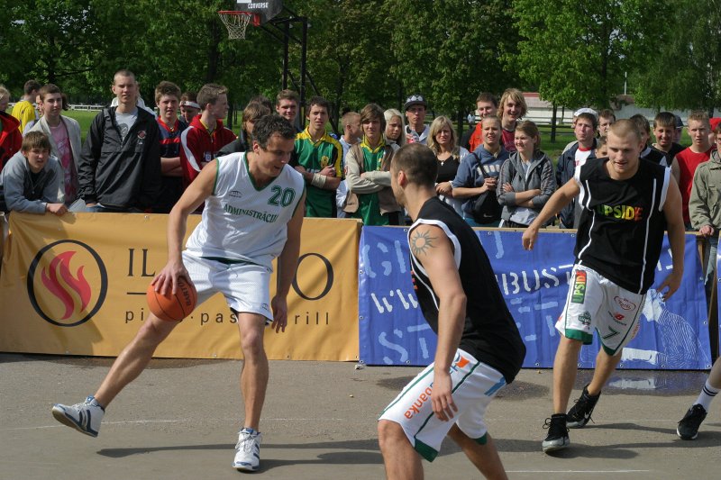 Latvijas skolu čempionāts ielu basketbolā Uzvaras parkā. 'Zavigžņu spēle'. Ar bumbu - Edgars Teteris.