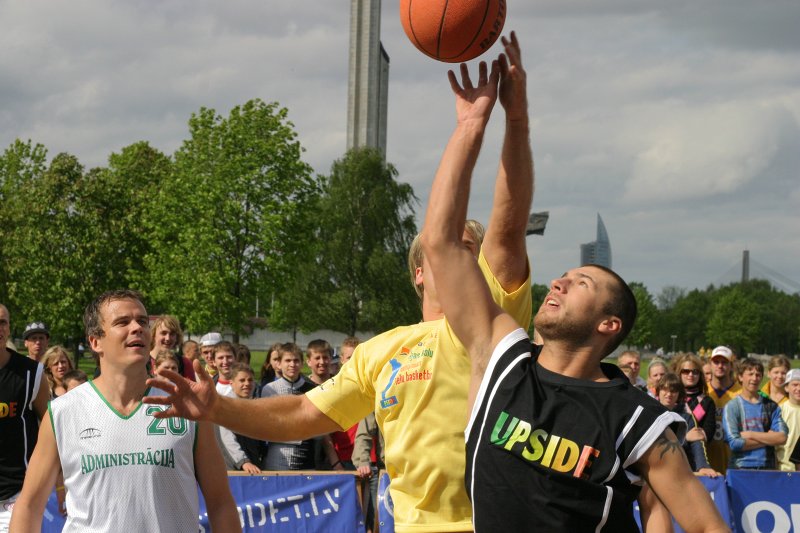 Latvijas skolu čempionāts ielu basketbolā Uzvaras parkā. 'Zavigžņu spēle'.
