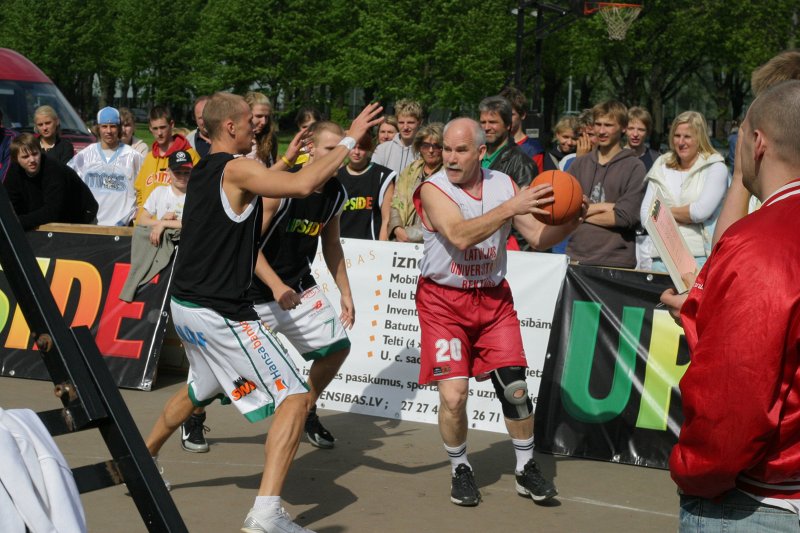 Latvijas skolu čempionāts ielu basketbolā Uzvaras parkā. 'Zavigžņu spēle'. Ar bumbu - LU rektors Ivars Lācis.