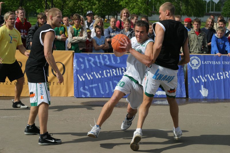 Latvijas skolu čempionāts ielu basketbolā Uzvaras parkā. 'Zavigžņu spēle'. Ar bumbu - Edgars Teteris.