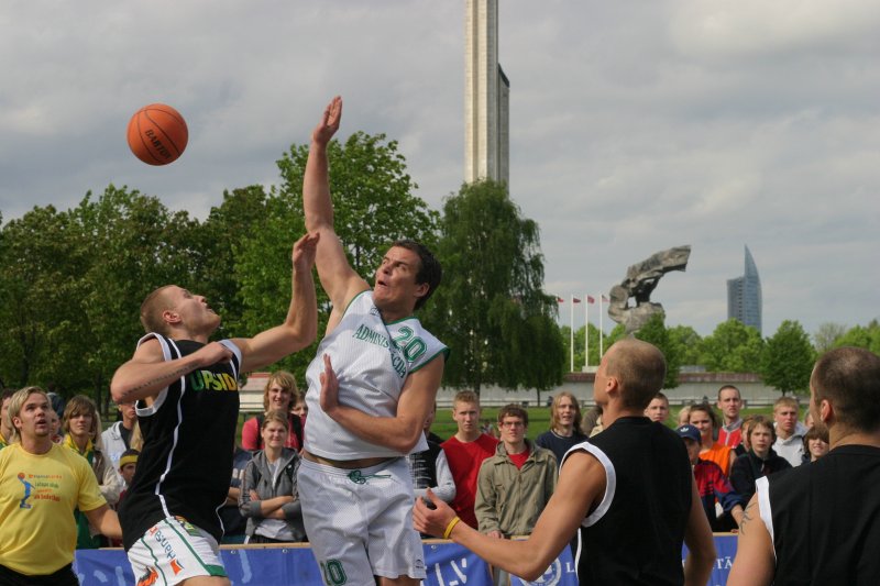 Latvijas skolu čempionāts ielu basketbolā Uzvaras parkā. 'Zavigžņu spēle'. Vidū - Edgars Teteris.