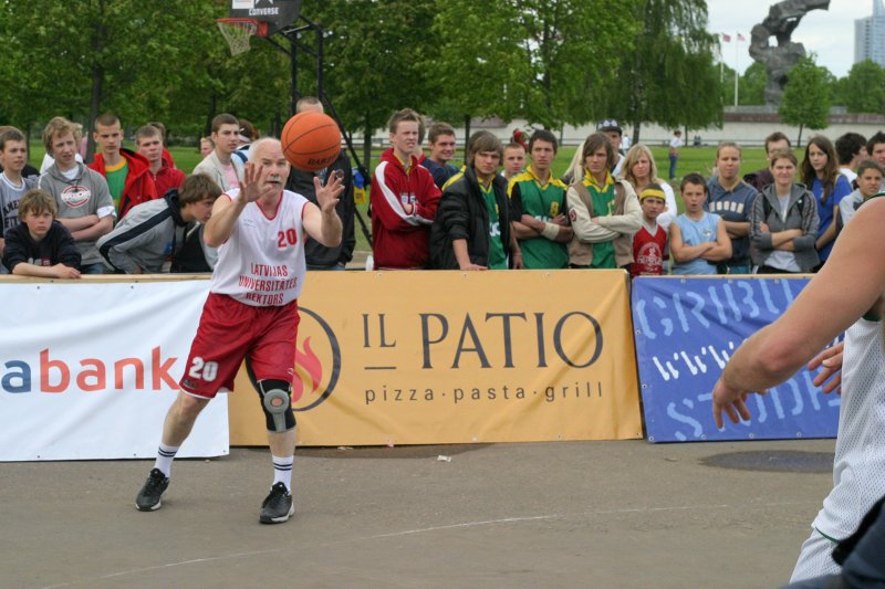 Latvijas skolu čempionāts ielu basketbolā Uzvaras parkā. 'Zavigžņu spēle'. Ar bumbu - LU rektors Ivars Lācis.