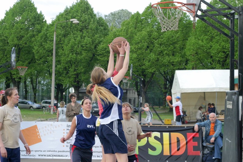 Latvijas skolu čempionāts ielu basketbolā Uzvaras parkā. null