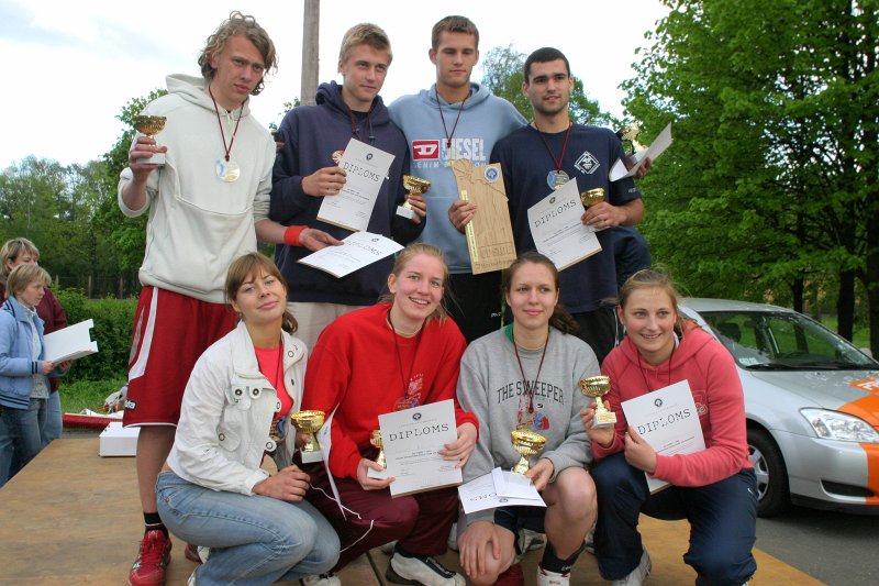 Latvijas skolu čempionāts ielu basketbolā Uzvaras parkā. Čempionāta uzvarētāji - Rīgas 49. visusskolas zēnu un meiteņu komandas.