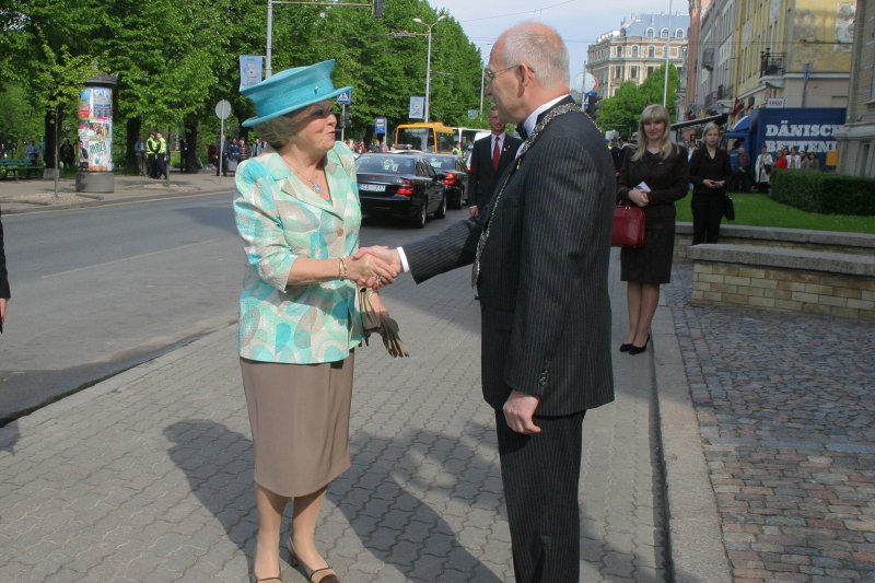 Nīderlandes karalienes Beatrikses (Beatrix) vizīte Latvijas Universitātē. No kreisās: Nīderlandes karaliene Beatrikse un LU rektors Ivars Lācis.