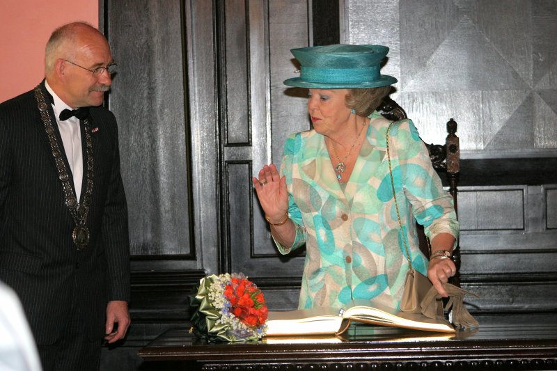 Nīderlandes karalienes Beatrikses (Beatrix) vizīte Latvijas Universitātē. No kreisās: LU rektors Ivars Lācis un Nīderlandes karaliene Beatrikse.