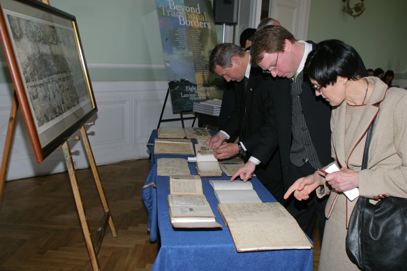 Nīderlandes karalienes Beatrikses (Beatrix) vizīte Latvijas Universitātē. Vēsturisku dokumentu un materiālu par Latvijas un Nīderlandes attiecībām izstāde.