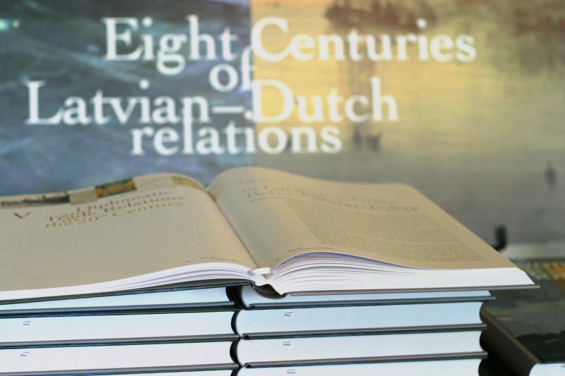 Nīderlandes karalienes Beatrikses (Beatrix) vizīte Latvijas Universitātē. Grāmatas 'Beyond Traditional Borders' par Latvijas un Nīderlandes attiecību vēsturi.