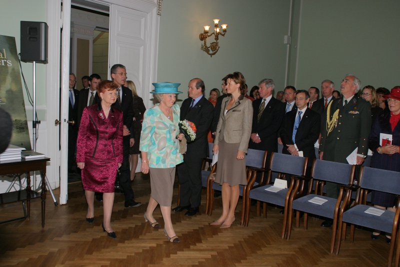 Nīderlandes karalienes Beatrikses (Beatrix) vizīte Latvijas Universitātē. Priekšplānā no kreisās: Nīderlandes karaliene Beatrikse un Latvijas Valsts prezidente Vaira Vīķe-Freiberga.
