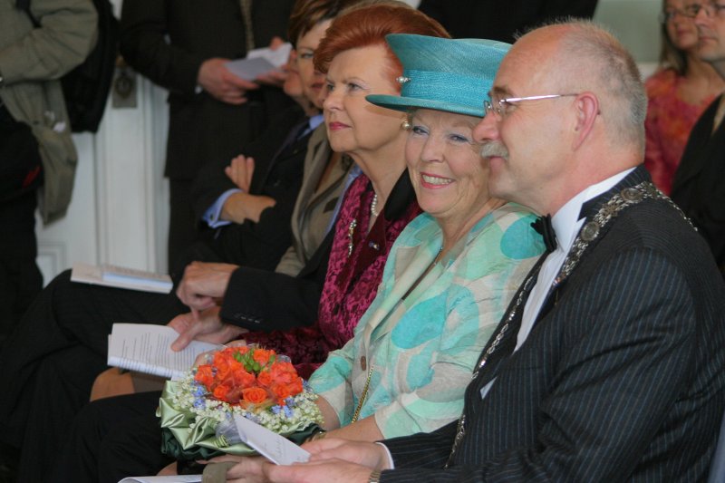 Nīderlandes karalienes Beatrikses (Beatrix) vizīte Latvijas Universitātē. No labās: LU rektors Ivars Lācis, Nīderlandes karaliene Beatrikse un Latvijas Valsts prezidente Vaira Vīķe-Freiberga.