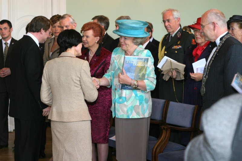 Nīderlandes karalienes Beatrikses (Beatrix) vizīte Latvijas Universitātē. Grāmatas 'Beyond Traditional Borders' prezentācija. Vidū - Nīderlandes karaliene Beatrikse.